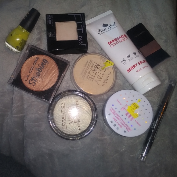 Makeup lot and ornament lot - Picture 1 of 5